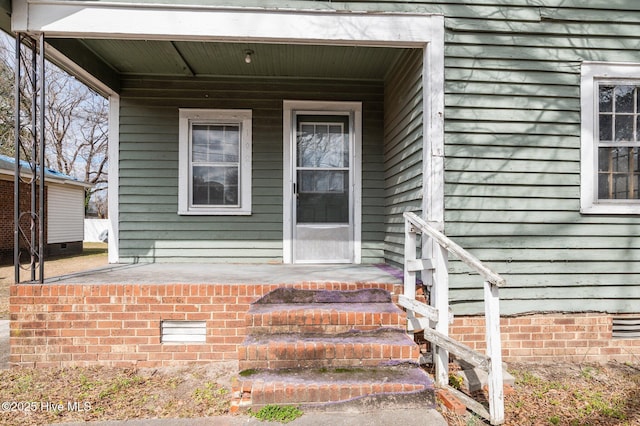 doorway to property with crawl space