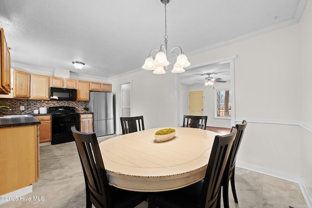 dining space featuring ornamental molding, a notable chandelier, and baseboards