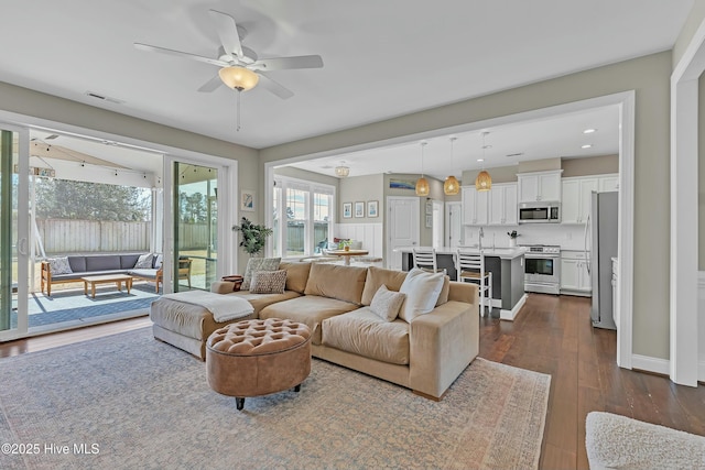 living room with dark wood-style floors, baseboards, visible vents, recessed lighting, and ceiling fan