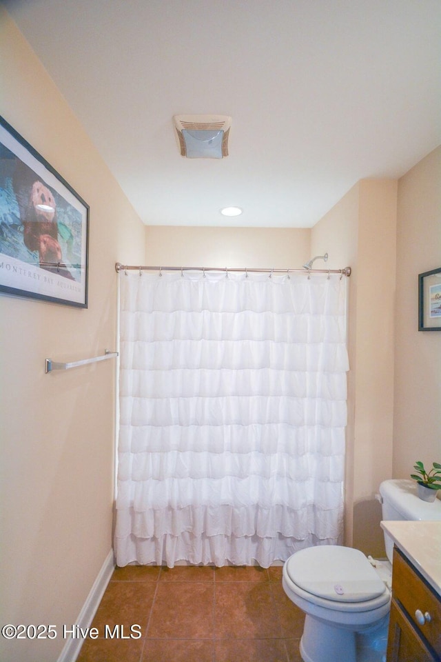 full bathroom featuring vanity, a shower with shower curtain, baseboards, tile patterned flooring, and toilet