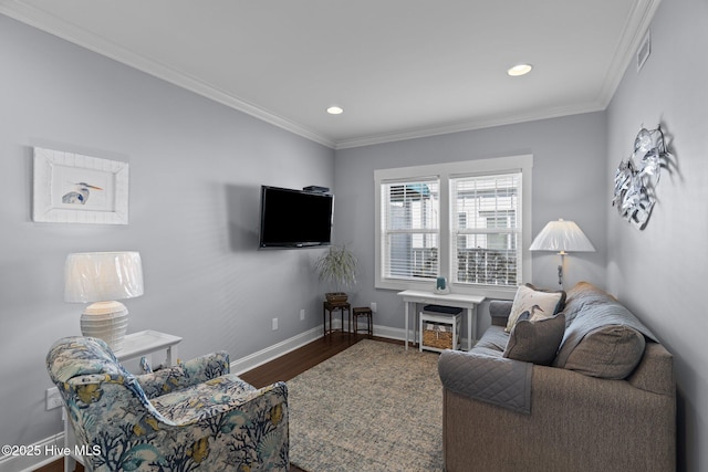 living room with recessed lighting, ornamental molding, baseboards, and wood finished floors