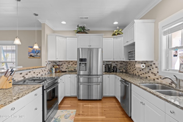 kitchen with visible vents, light wood-style flooring, a sink, appliances with stainless steel finishes, and white cabinetry