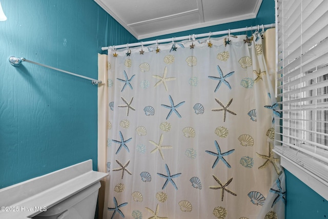 full bathroom with a shower with shower curtain, toilet, and crown molding