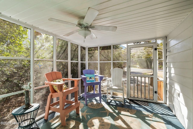 sunroom / solarium with a ceiling fan