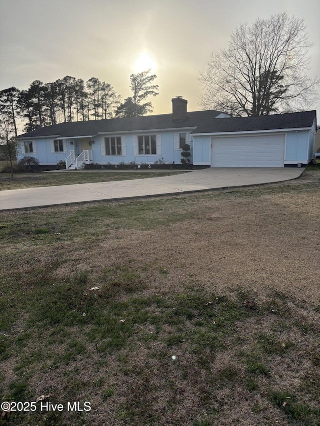 view of front of property featuring driveway and a front yard