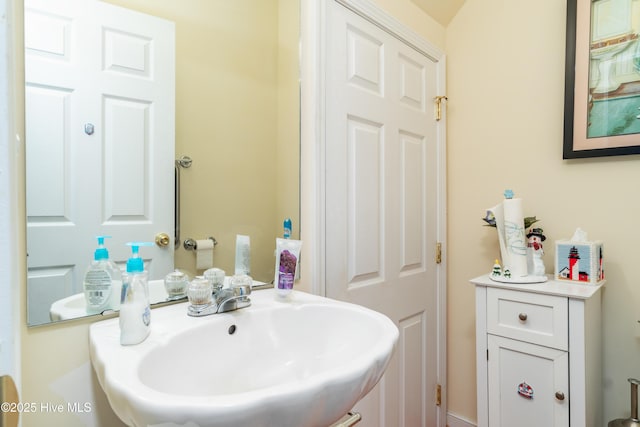 bathroom featuring a sink