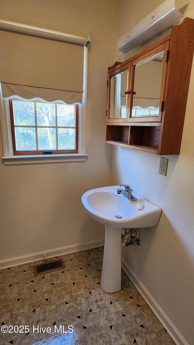 bathroom with visible vents and baseboards