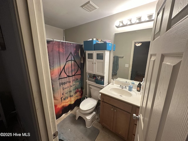 full bathroom with toilet, curtained shower, visible vents, and vanity