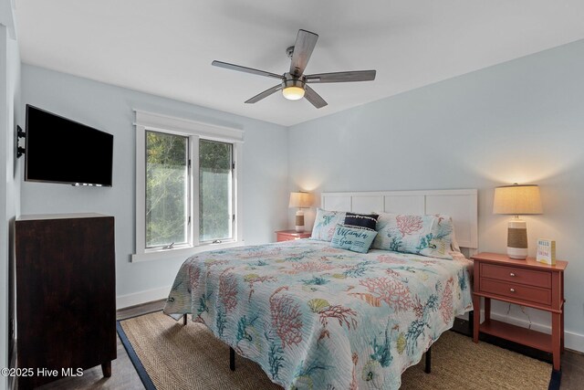 bedroom with baseboards and a ceiling fan