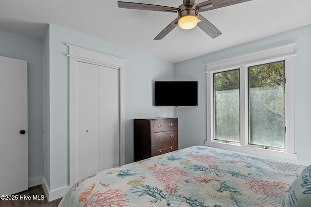 bedroom with a ceiling fan, a closet, and baseboards