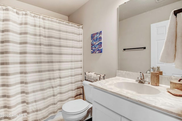 full bathroom featuring toilet, a shower with shower curtain, and vanity