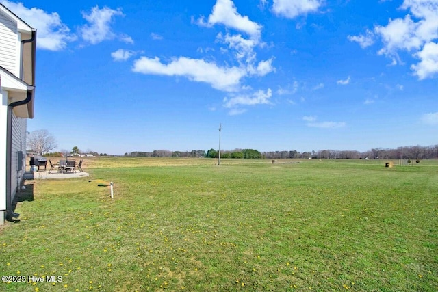 view of yard featuring a rural view