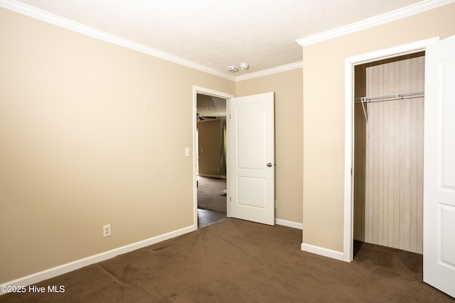 unfurnished bedroom with baseboards, carpet, ornamental molding, and a closet