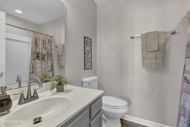 full bathroom featuring baseboards, toilet, wood finished floors, curtained shower, and vanity