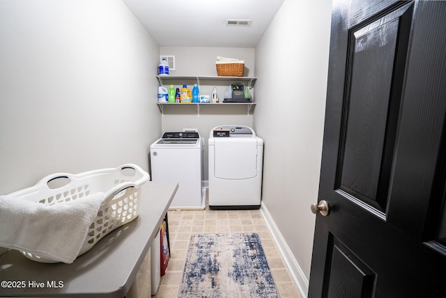 laundry room featuring laundry area, baseboards, visible vents, and independent washer and dryer