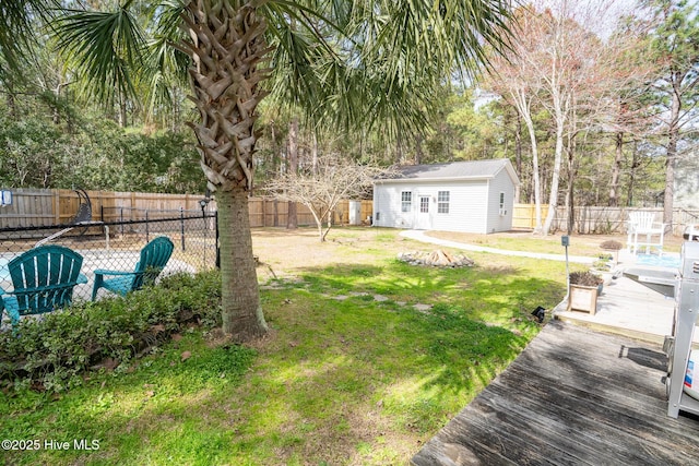 view of yard featuring a fenced backyard and an outbuilding