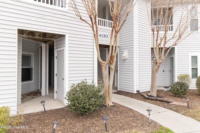 property entrance featuring a balcony