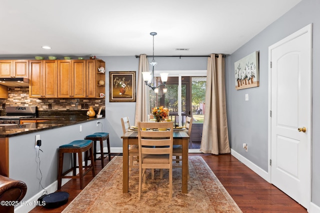 dining room with recessed lighting, visible vents, baseboards, dark wood-style floors, and an inviting chandelier