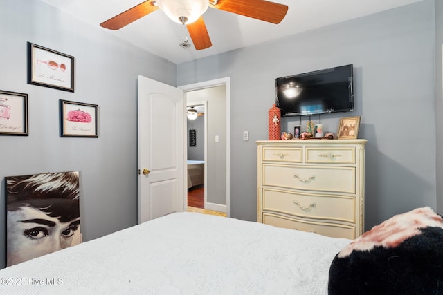 bedroom with ceiling fan