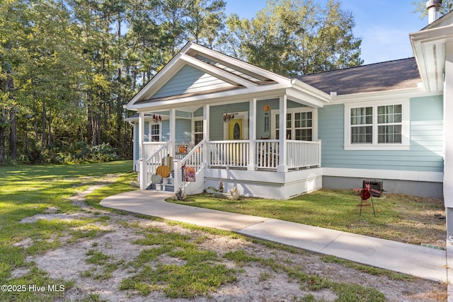 view of front facade featuring a front lawn and a porch