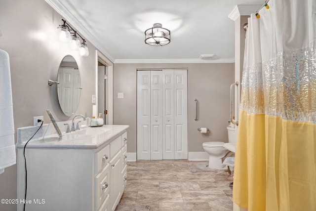 full bathroom featuring toilet, baseboards, crown molding, and vanity