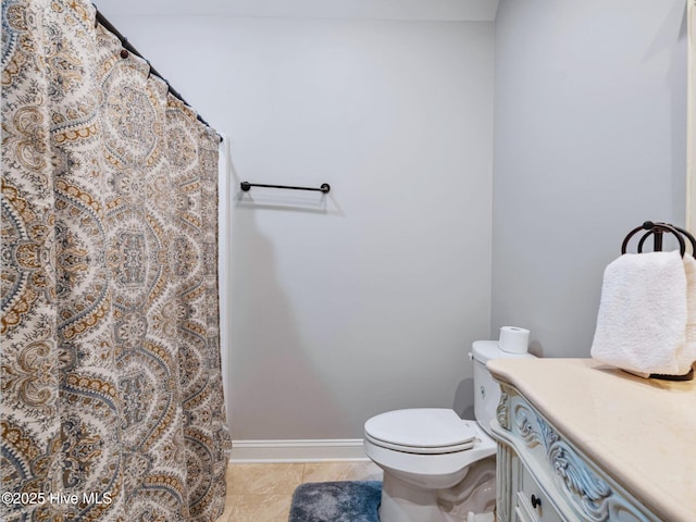 full bath featuring tile patterned flooring, curtained shower, toilet, and baseboards