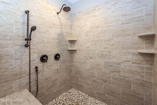 bathroom featuring a tile shower