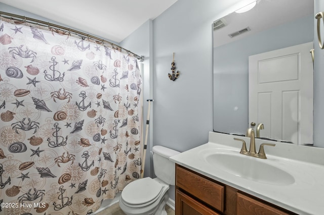 full bath featuring a shower with shower curtain, visible vents, vanity, and toilet