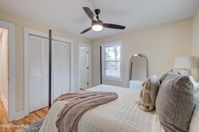 bedroom with light wood-style flooring, baseboards, and ceiling fan