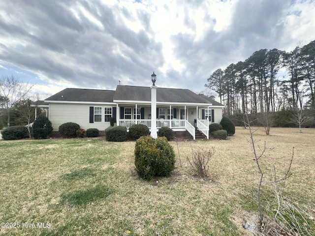 view of front facade featuring a porch and a front yard