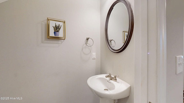 bathroom featuring a sink