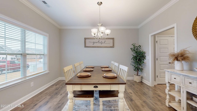 dining room featuring light wood-style floors, baseboards, and an inviting chandelier