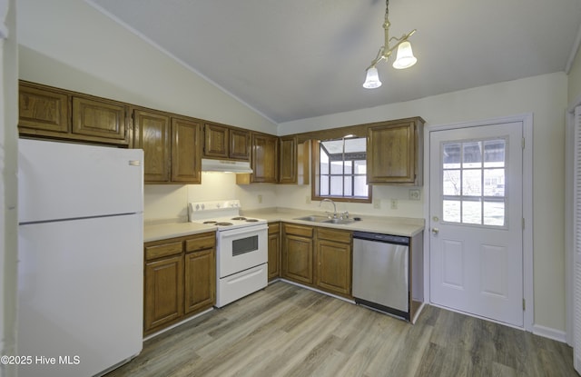 kitchen featuring light wood-style flooring, under cabinet range hood, white appliances, a sink, and vaulted ceiling