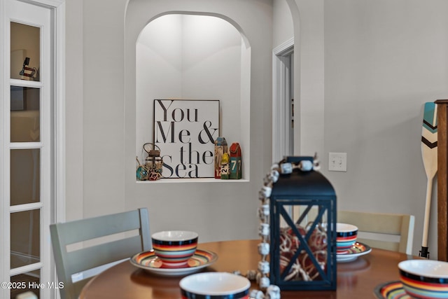 dining room featuring arched walkways