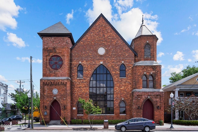 view of front of property featuring brick siding