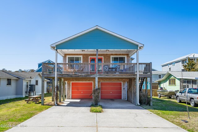 view of front facade featuring a garage, driveway, and a carport