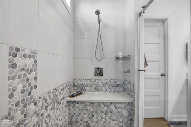 bathroom featuring a tile shower