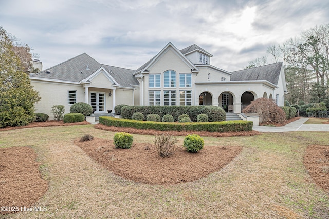 view of front of home featuring a front yard