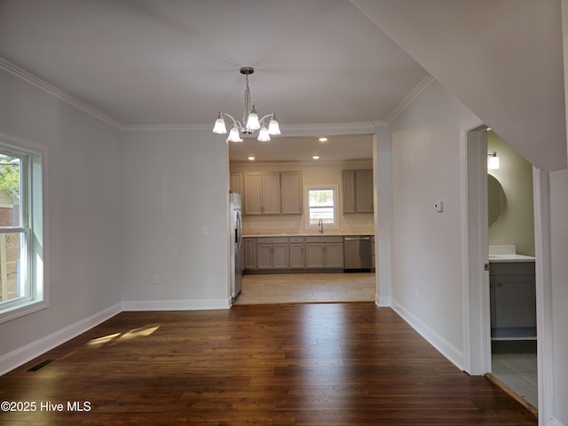 kitchen featuring visible vents, a notable chandelier, gray cabinetry, wood finished floors, and stainless steel appliances