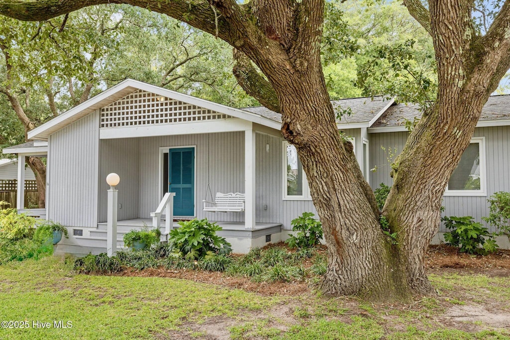 view of front facade featuring crawl space and covered porch