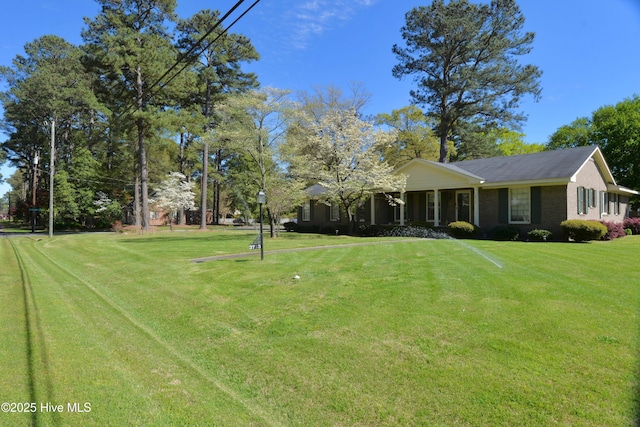 view of front of property featuring a front yard