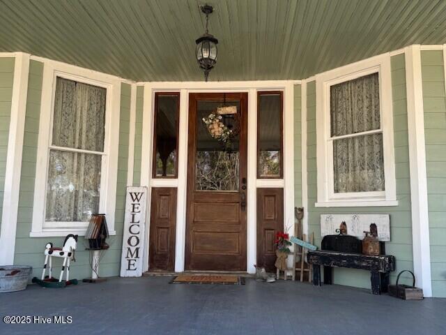 entrance to property featuring a porch