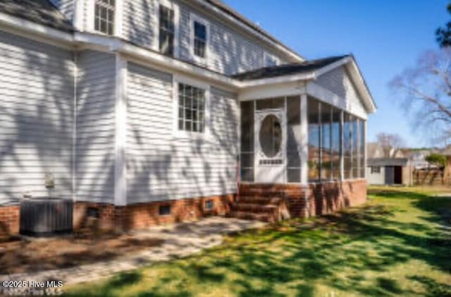 111 Wingate Dr, New Bern, NC 28562 - exterior space featuring a sunroom and a front lawn