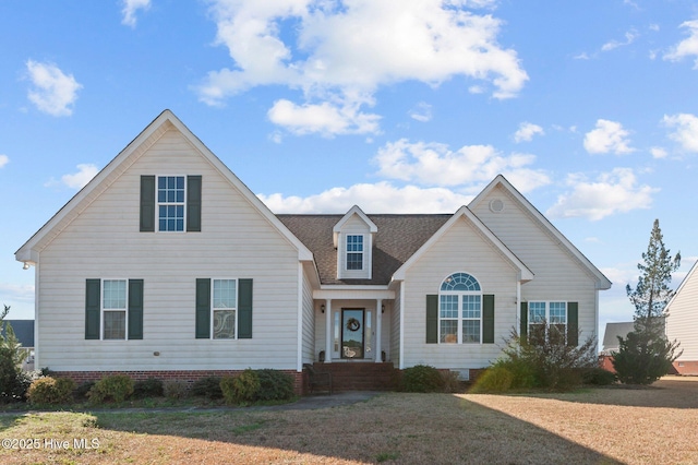 view of front facade featuring crawl space, a front lawn, and roof with shingles