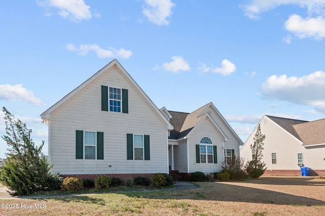 traditional home featuring a front lawn