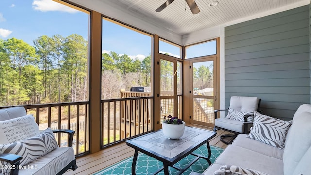 sunroom featuring ceiling fan