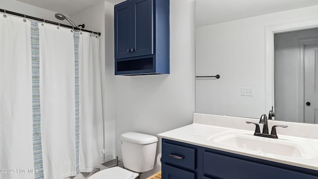 full bath featuring a shower with curtain, vanity, and toilet