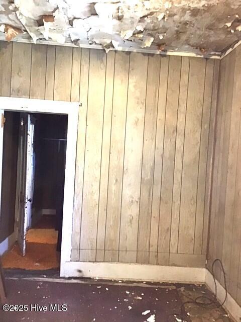 510 Queen St, Wilmington, NC 28401 - interior details featuring wooden walls
