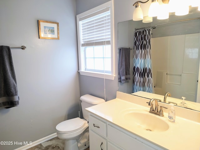 full bath with a shower with curtain, baseboards, vanity, and toilet