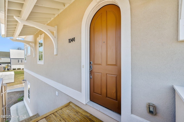 property entrance featuring stucco siding